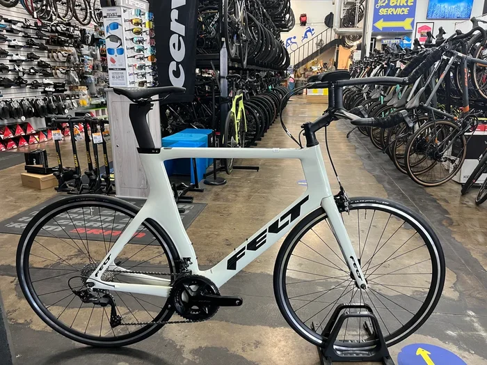 Felt B Performance Shimano 105 12-Speed – White Fog